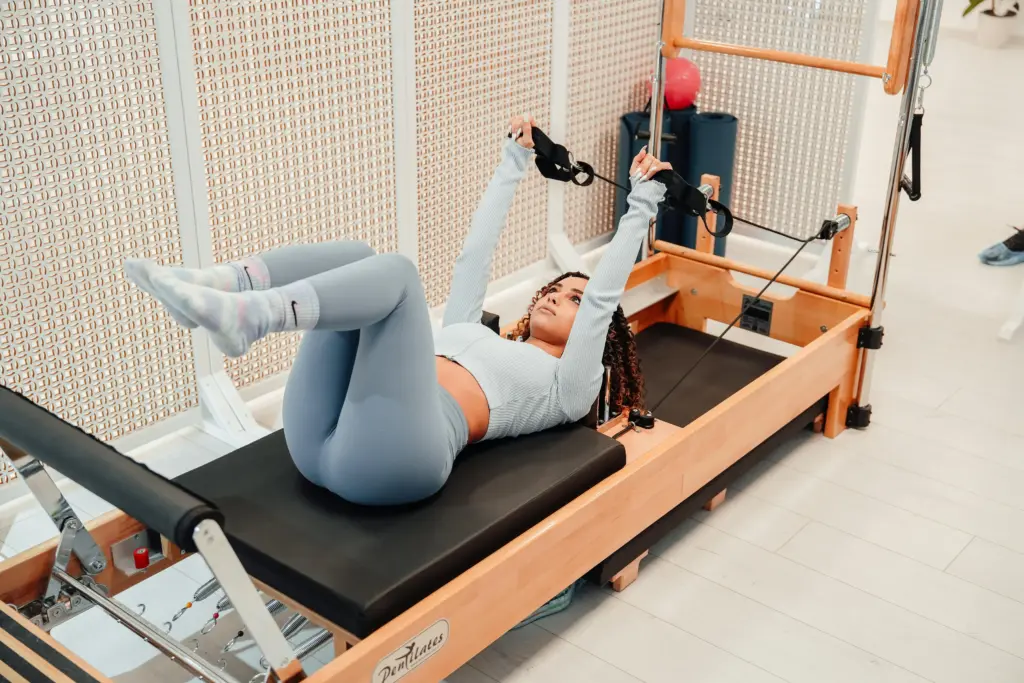 Frau die Übungen beim Physiotherapeuten macht